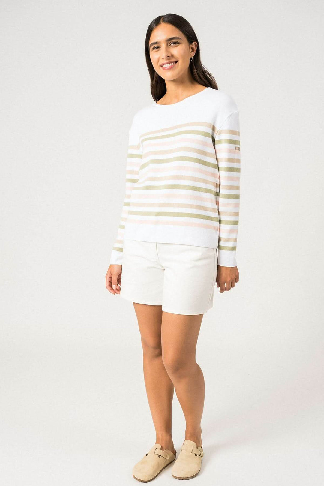 Femme portant un pull rayé Ecrins en coton, avec manches longues et shorts blancs pour un look estival.