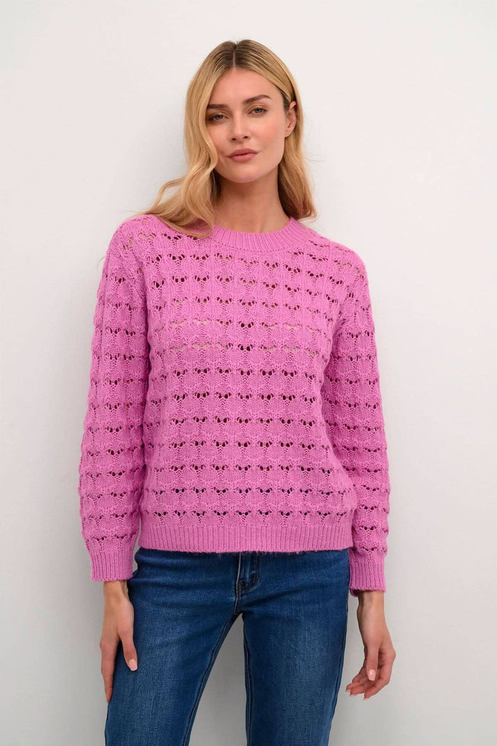 Chandail Elena rose en tricot avec manches longues, coupe régulière et détails de coutures originales.