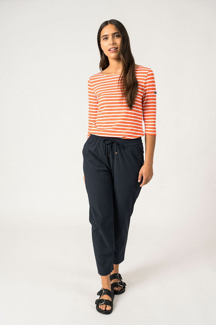Femme portant le chandail Garde-Côte III R rayé, avec un pantalon noir et sandales, dans un style décontracté.