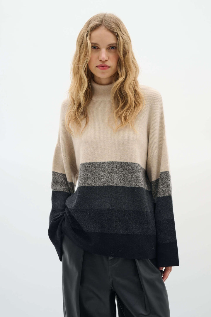 Chandail Gittel à col montant avec larges rayures horizontales, style moderne et chic pour l'hiver.