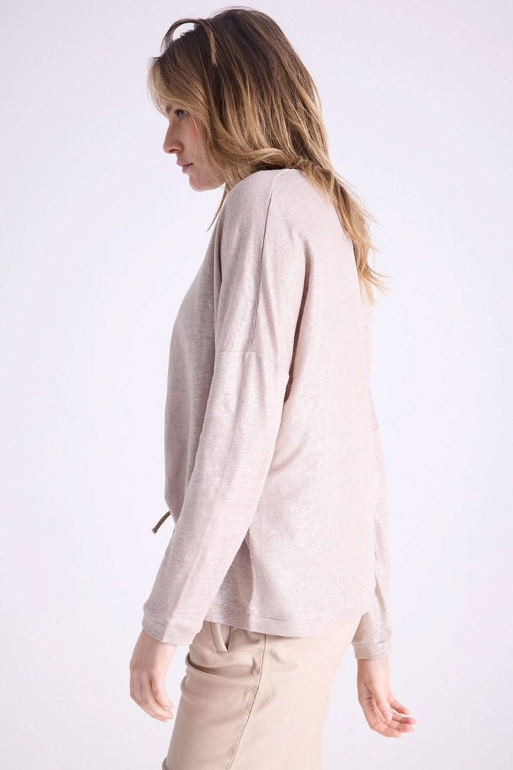 Chandail Giulia léger à col en V, coupe décontractée, porté avec un pantalon. Parfait pour un look élégant et confortable.