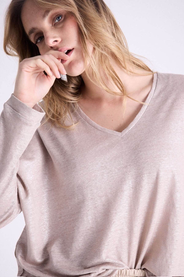 Chandail Giulia léger avec col en V, fini satiné et coupe ample, parfait pour un look décontracté et élégant.