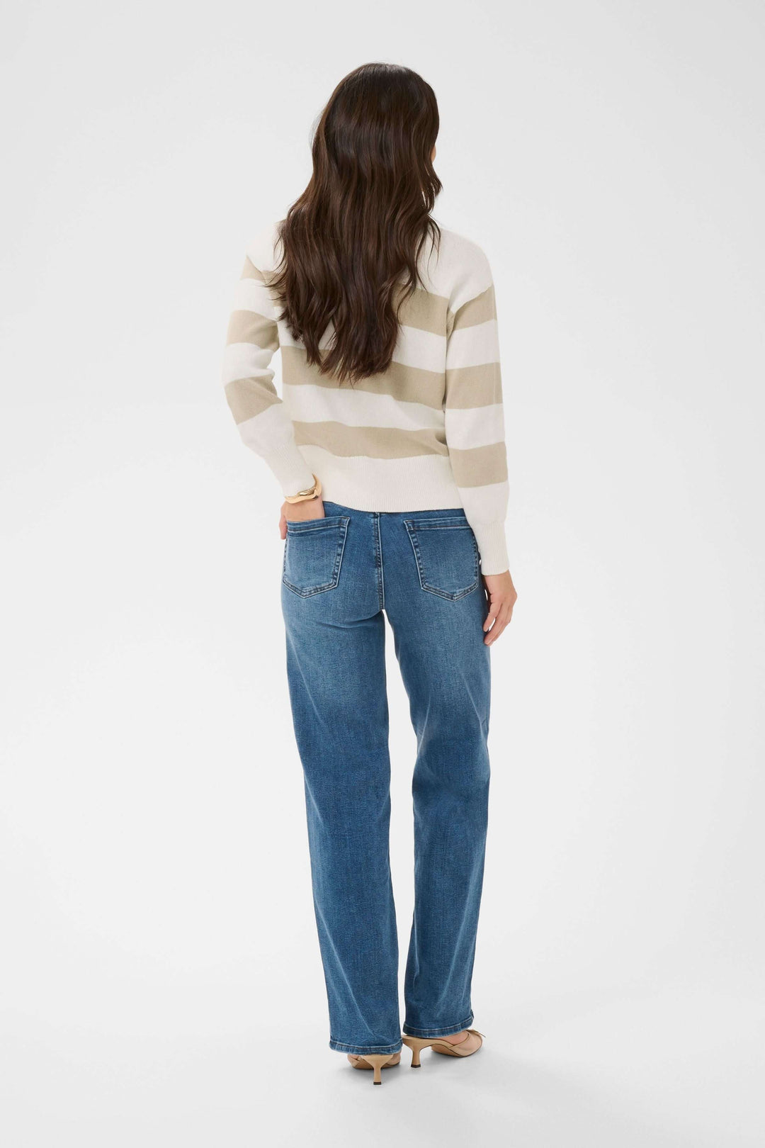 Chandail Harriet en tricot à rayures horizontales sur mannequin, vue de dos, avec jeans décontractés, idéal pour un style moderne et intemporel.