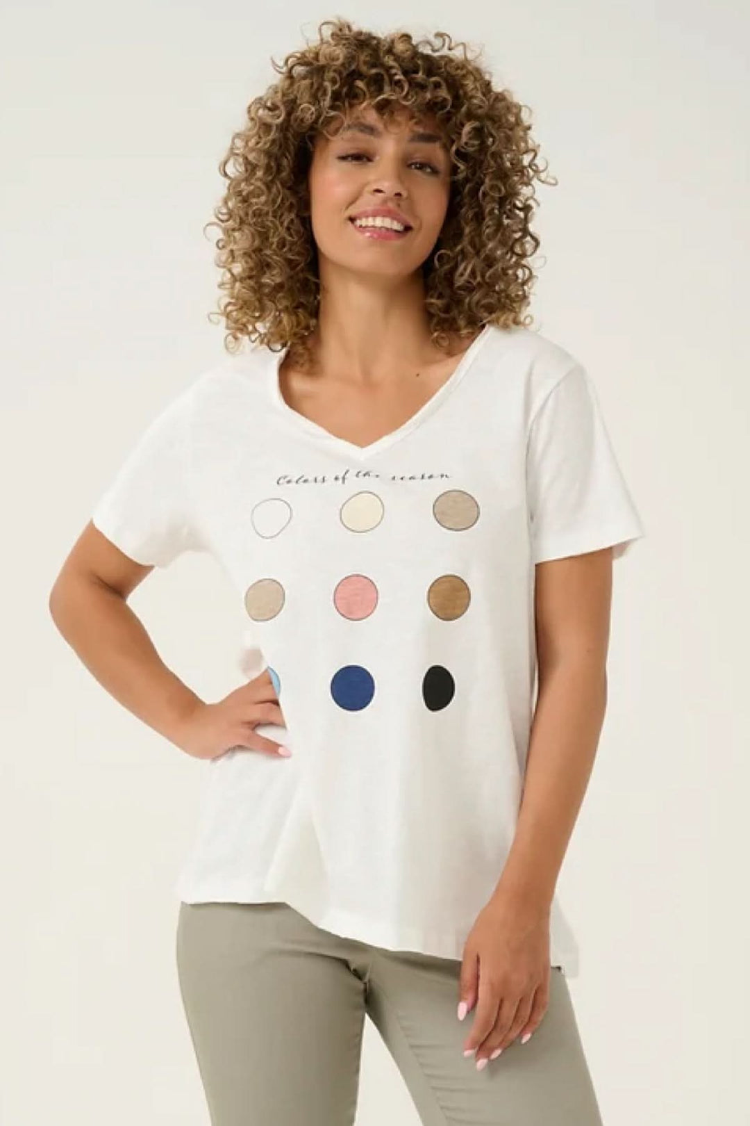 Chandail Lavika blanc à col en V avec imprimé graphique 'colors of the season', parfait pour un look casual chic.
