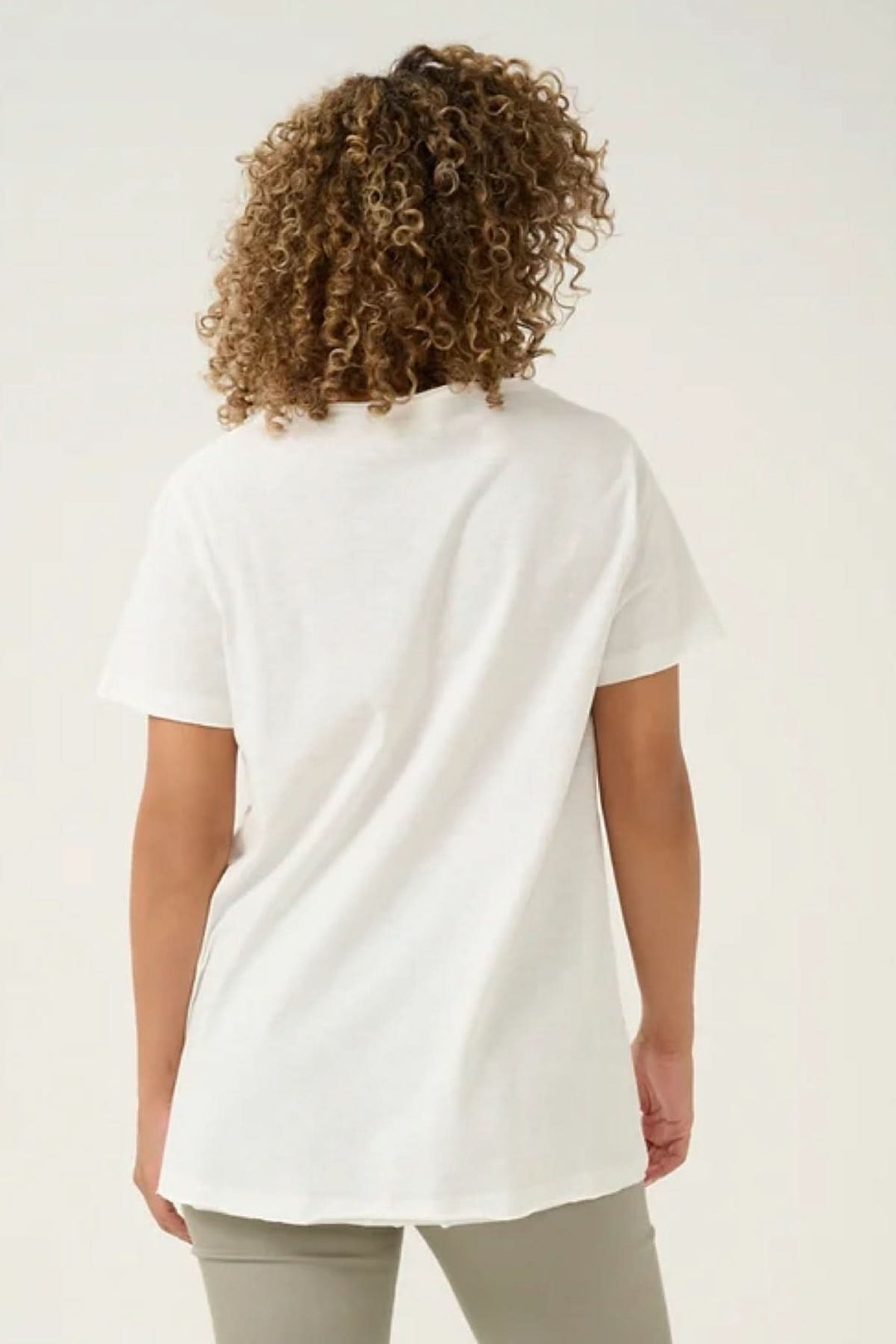 T-shirt blanc à col en V, coupe fluide, vue arrière, style décontracté moderne.