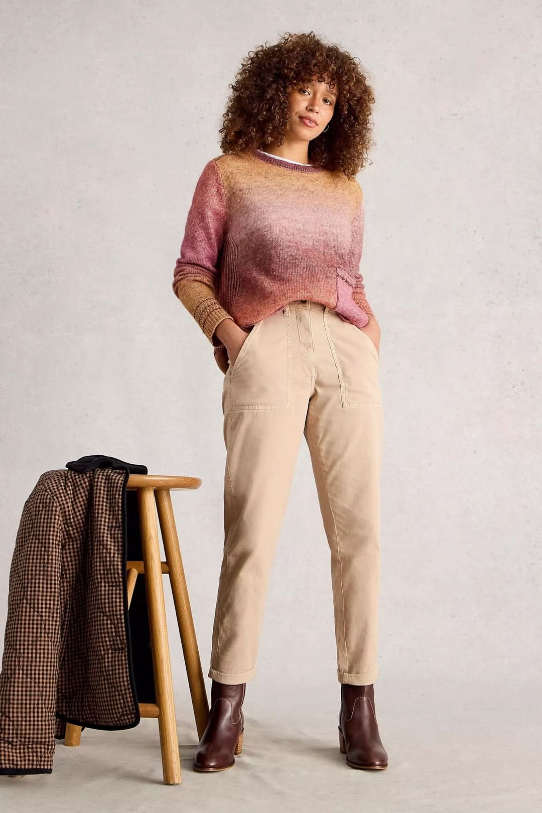 Chandail Lilbet en maille dégradée avec nuances chaudes, accompagné de pantalon clair, style moderne et confortable.