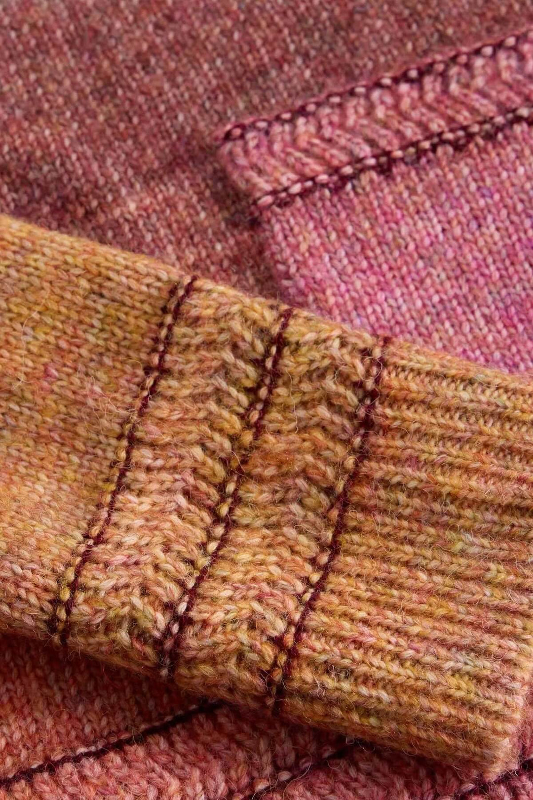 Chandail Lilbet en maille dégradée avec nuances chaudes et coutures distinctives, offrant confort et style.