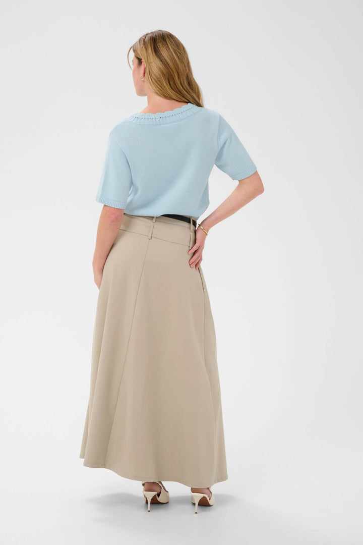 Dos du Chandail Liliana en tricot à col en V festonné, texture douce, coupe confortable, tenue élégante avec jupe beige.