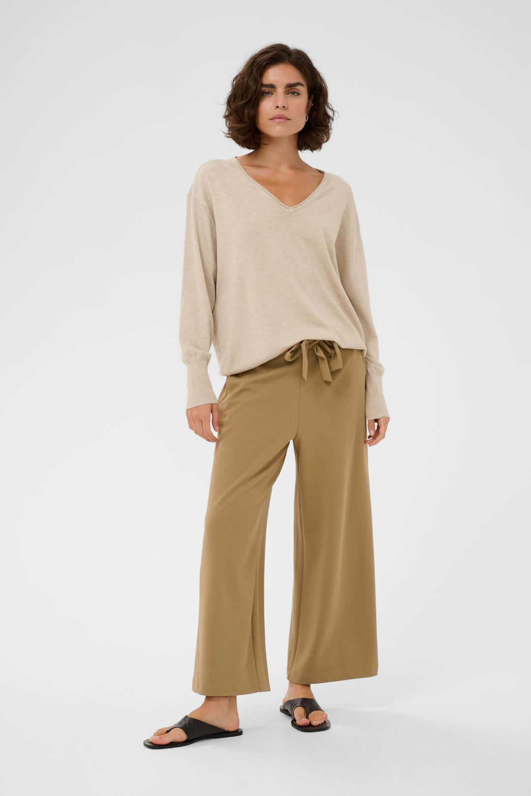 Chandail Lizza à encolure en V, coupe ample et manches longues, idéal pour une silhouette décontractée et élégante. Décris moi le produit.