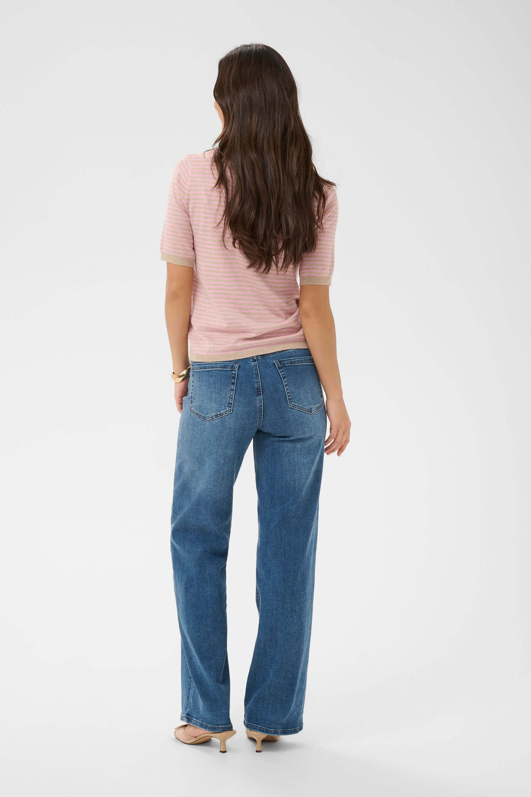 Femme portant le Chandail Lizza à rayures, manches courtes, idéal pour un look décontracté et soigné, vue de dos