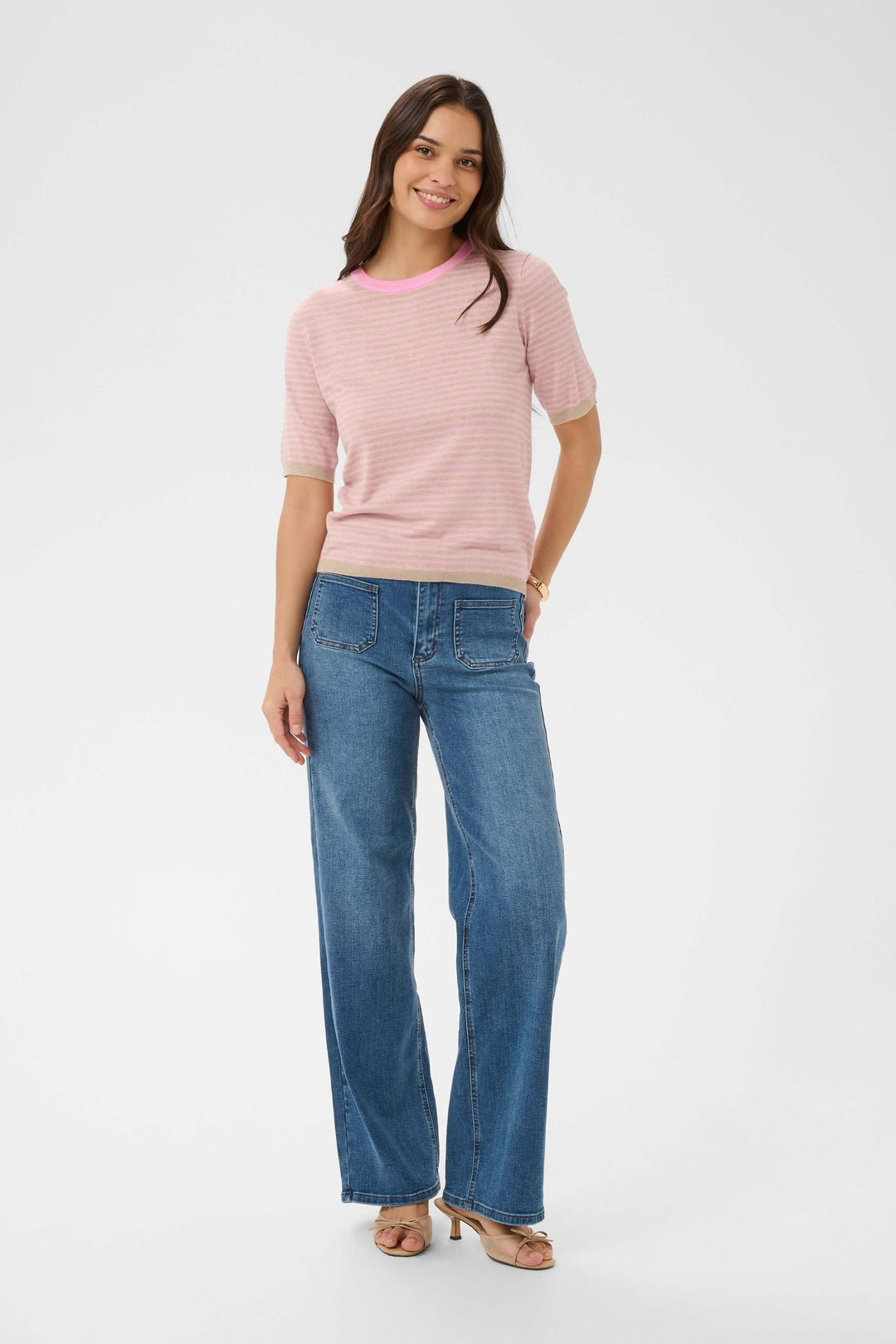 Femme portant le Chandail Lizza à motif rayé, manches courtes, coupe droite, encolure ronde, idéal pour un style décontracté.