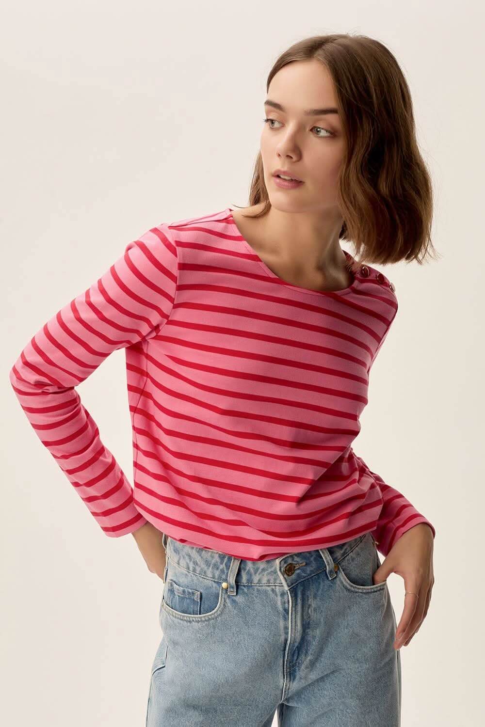 Chandail marinière à rayures roses, manches longues, en coton, style décontracté, look authentique.