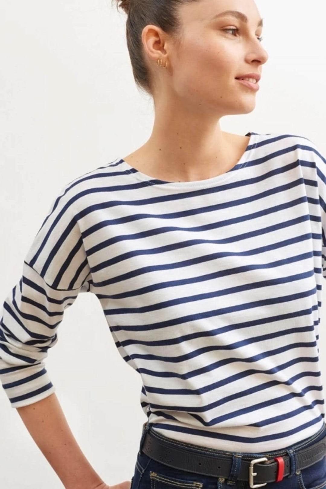 Chandail MINQ DROP II à rayures blanches et bleues, moderne et décontracté, parfait pour un look casual.