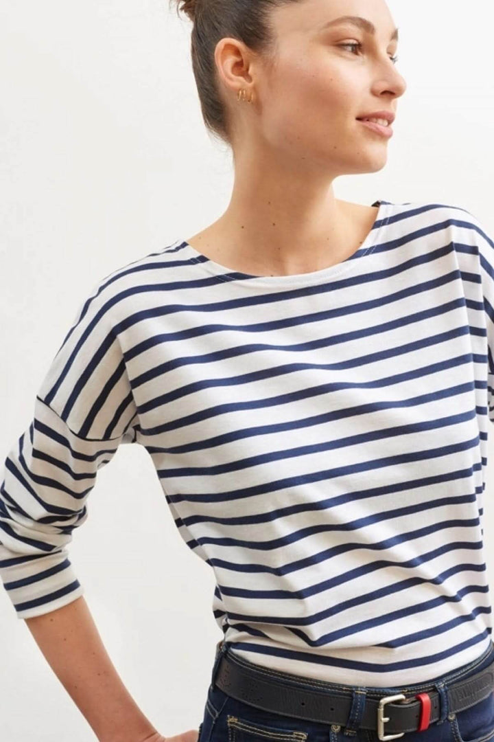 Chandail MINQ DROP II à rayures blanches et bleues, moderne et décontracté, parfait pour un look casual.