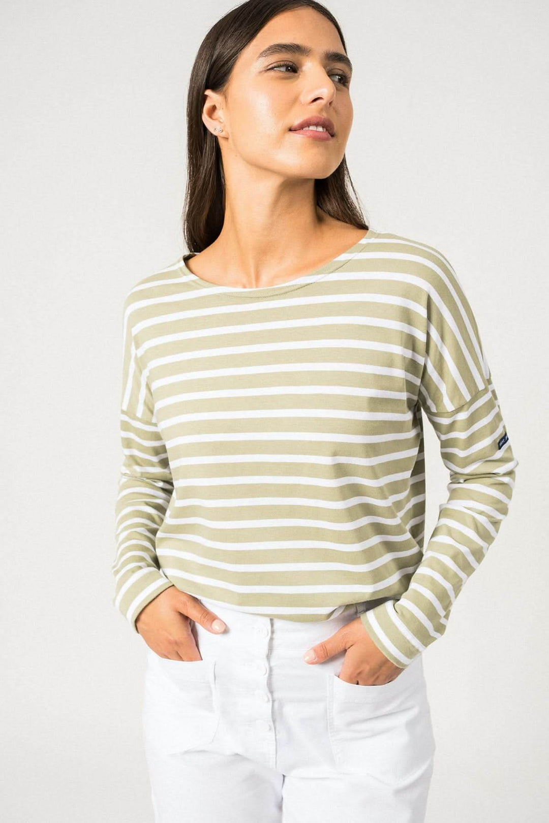 Chandail MINQ DROP II à rayures, style moderne et décontracté, avec emmanchure descendue et coupe confortable.