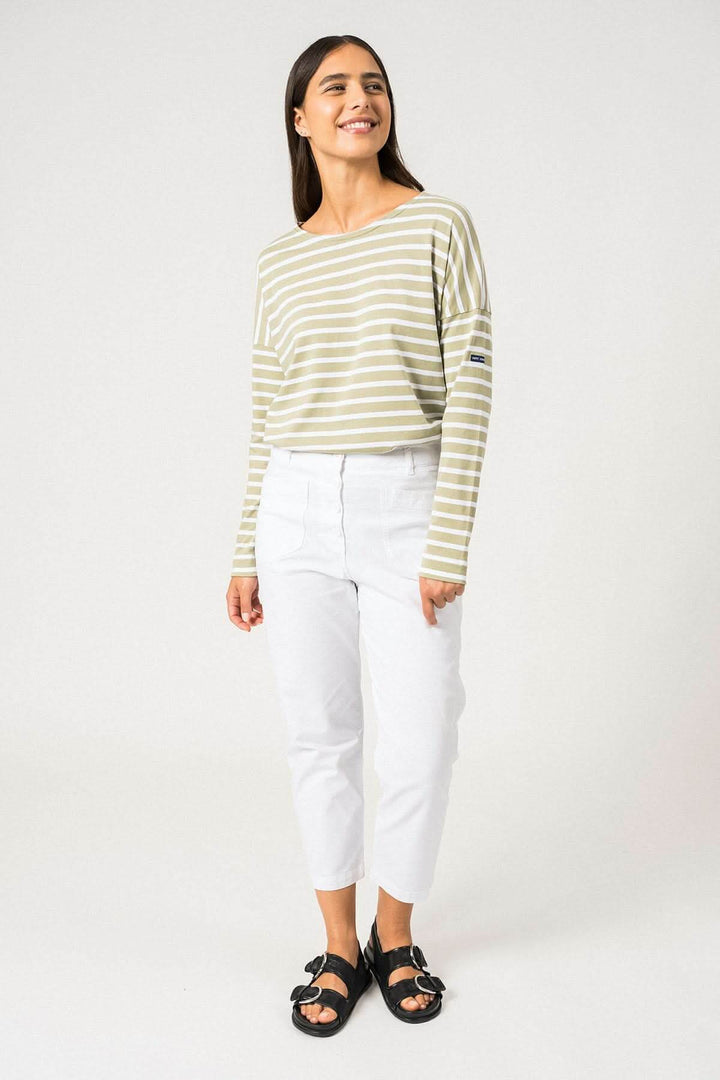 Chandail MINQ. DROP II, marinière moderne à rayures, coupe décontractée, portée avec un pantalon blanc.