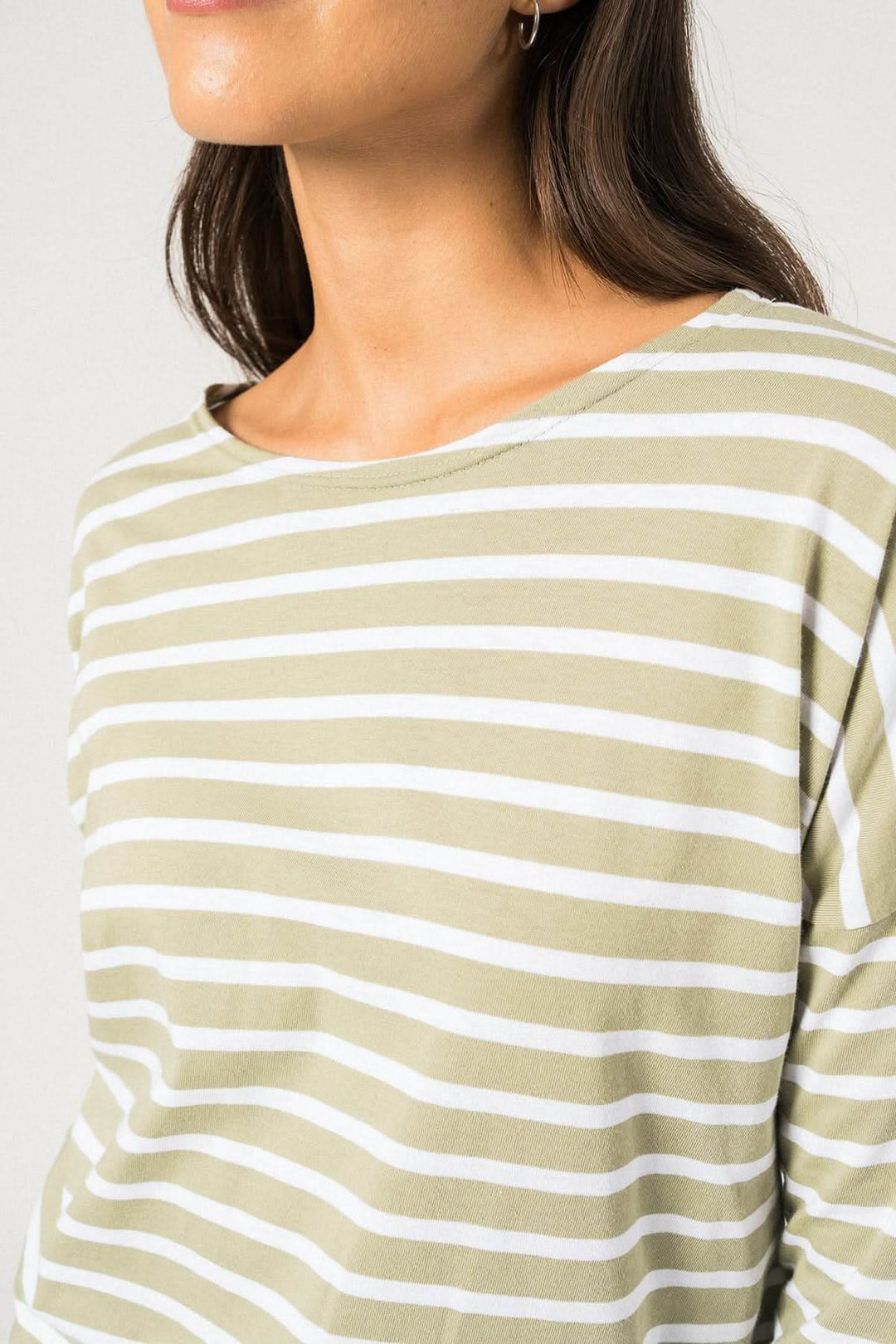 Chandail MINQ Drop II rayé vert et blanc, coupe moderne et décontractée, idéal pour un look casual.