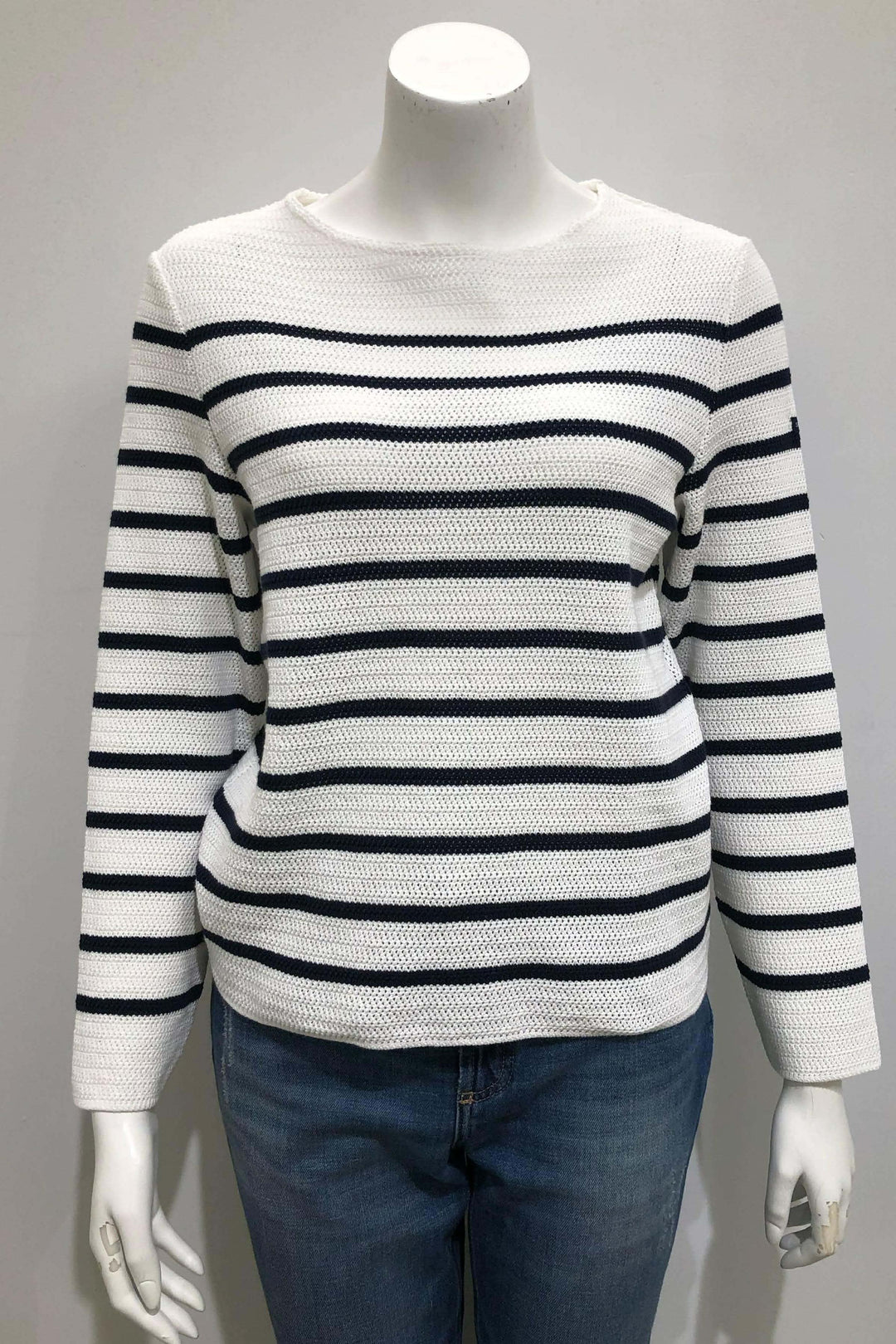 Chandail Martigues en maille rayée blanc et bleu avec coupe droite et manches longues, idéal pour un look quotidien polyvalent.