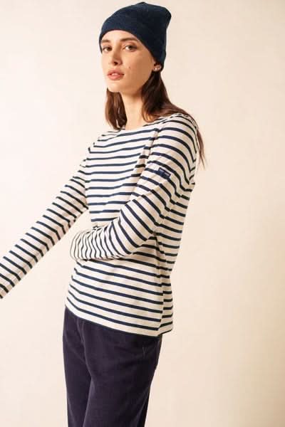 Chandail Minquidame à rayures marines, manches longues, encolure bateau, porté avec un pantalon pour un style casual-chic.