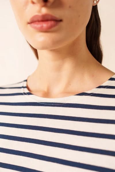Chandail Minquidame à rayures marines, encolure bateau, manches longues, coton doux pour un look décontracté et structuré.