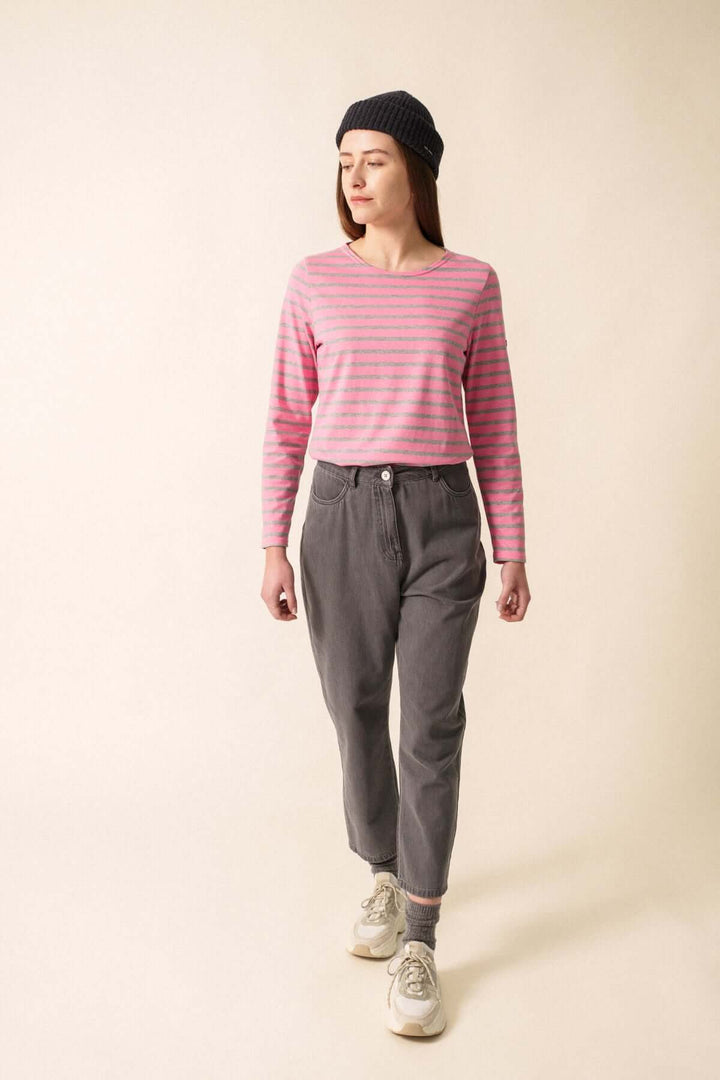 Chandail Minquidame à rayures marines, manches longues, avec encolure bateau, porté avec un pantalon ample pour un style casual-chic.