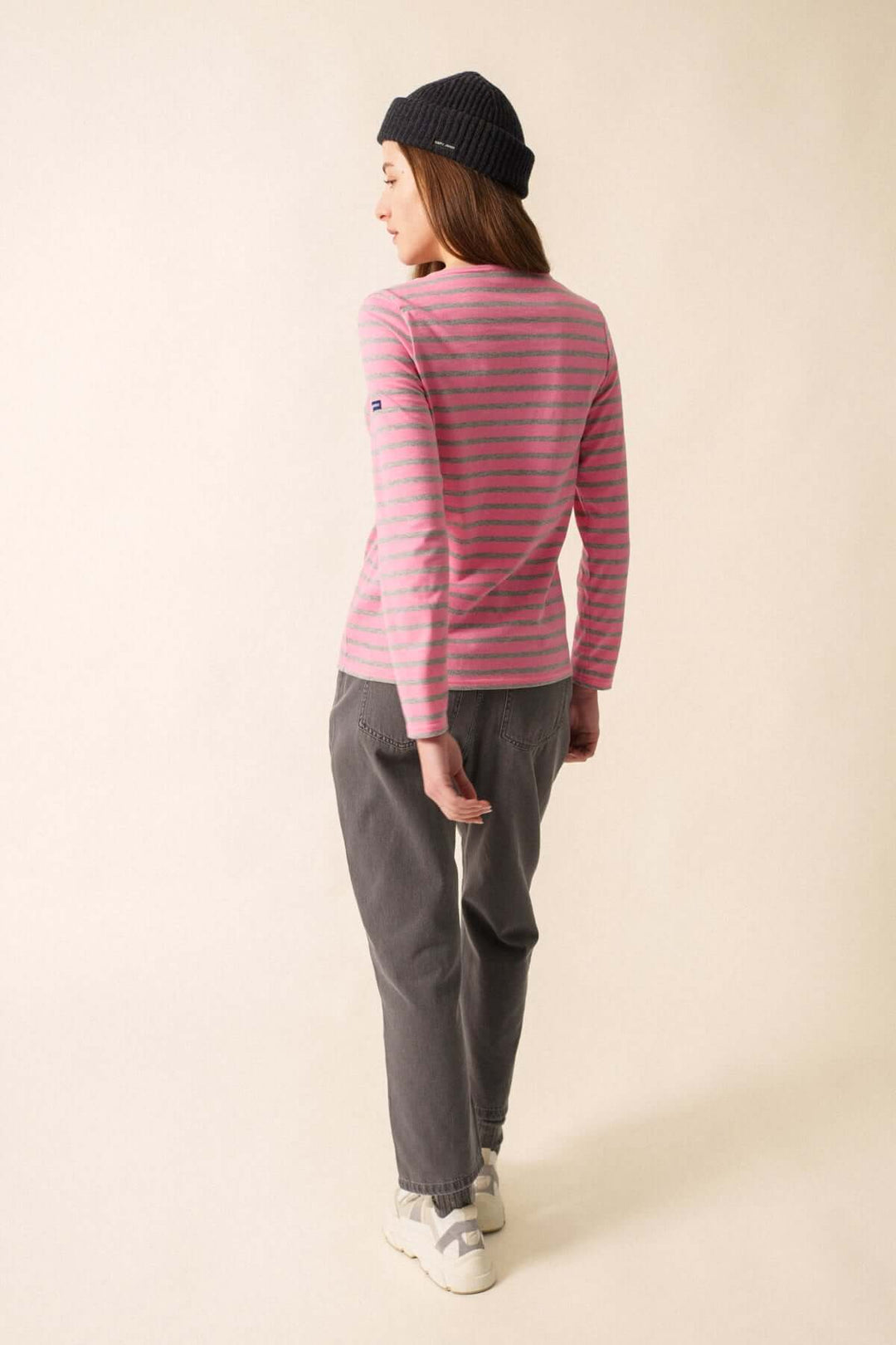 Chandail Minquidame, un pull à rayures marines en coton doux, manches longues, style casual-chic, parfait avec pantalon ample.