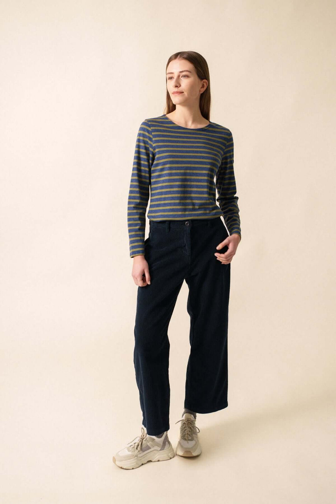 Femme portant un Chandail Minquidame à rayures marines avec pantalon ample en coton doux pour un look casual-chic.