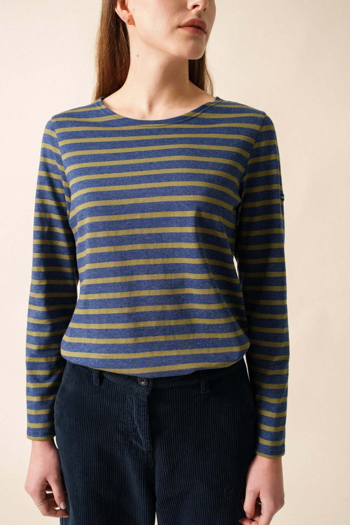 Chandail Minquidame à rayures marine sur modèle, confort et style casual-chic en coton doux, manches longues et encolure bateau.