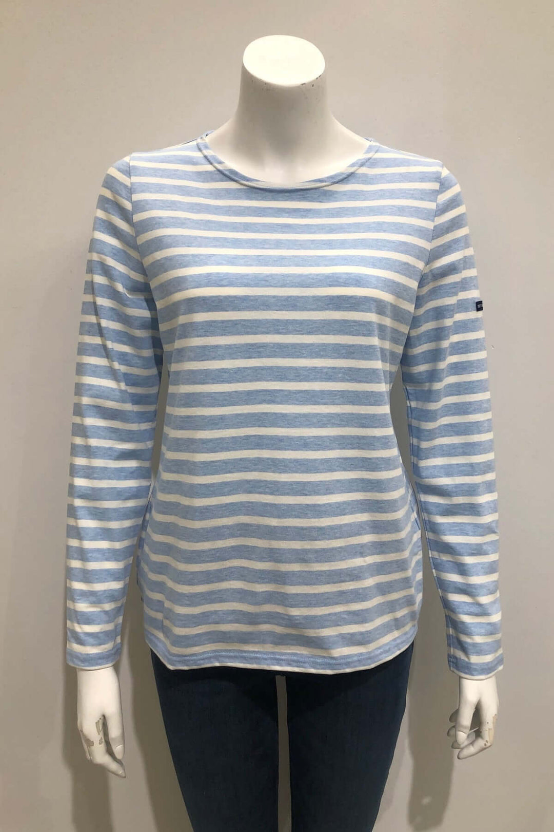 Chandail Minquidame à rayures marines, encolure bateau, manches longues, coton doux pour un look casual-chic décontracté.