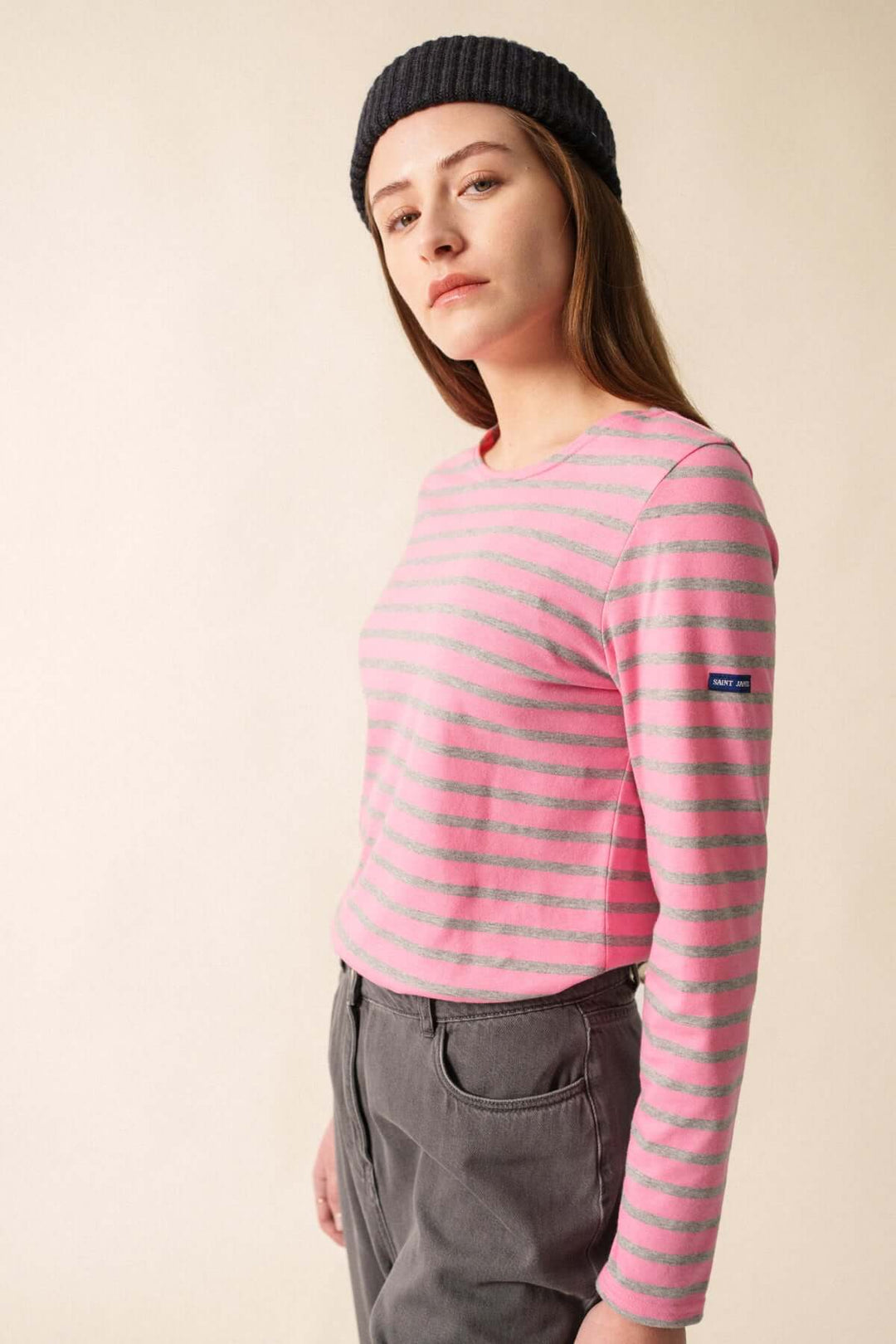 Femme portant le Chandail Minquidame à rayures roses et grises avec encolure bateau et manches longues.
