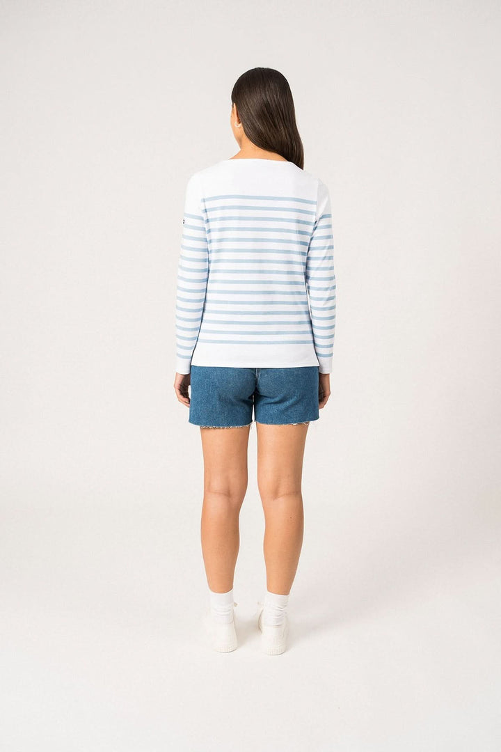 Chandail naval femme rayé bleu gitane, coupe ajustée, porté avec un short en jean, vue arrière.