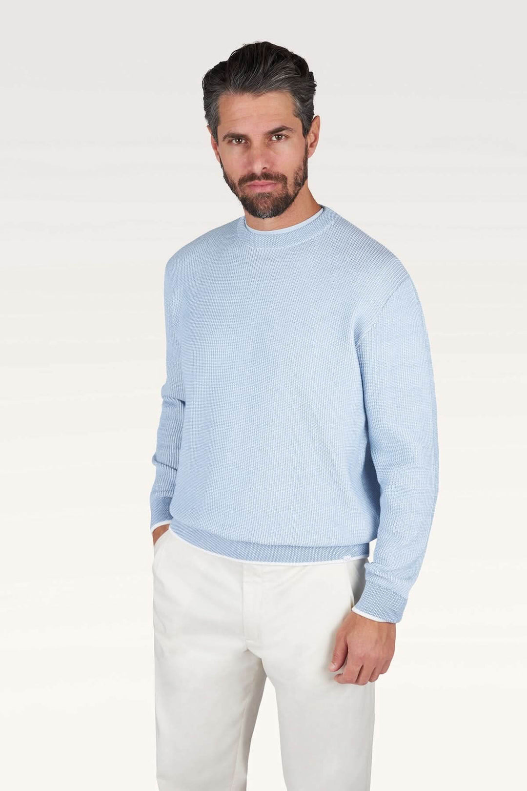 Homme portant le Chandail Piuma en coton ultraléger bleu avec coupe régulière et finition côtelée, idéal pour la mi-saison.