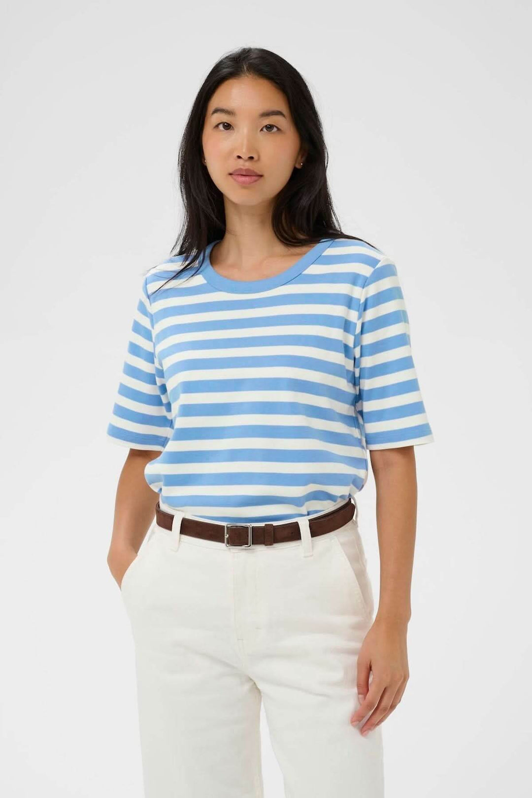 Femme portant Chandail Ratana ligné à rayures bleues, coupe droite et encolure arrondie, style décontracté, manches courtes.