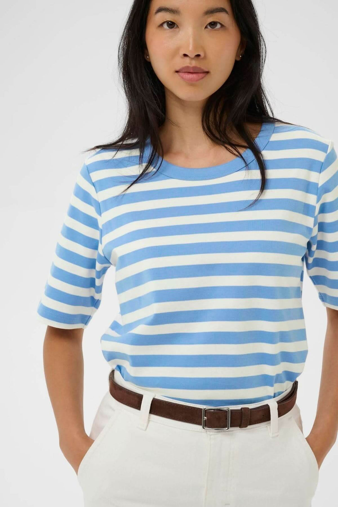 Chandail Ratana ligné à rayures bleues et blanches, coupe droite, encolure arrondie, manches courtes, style décontracté intemporel.