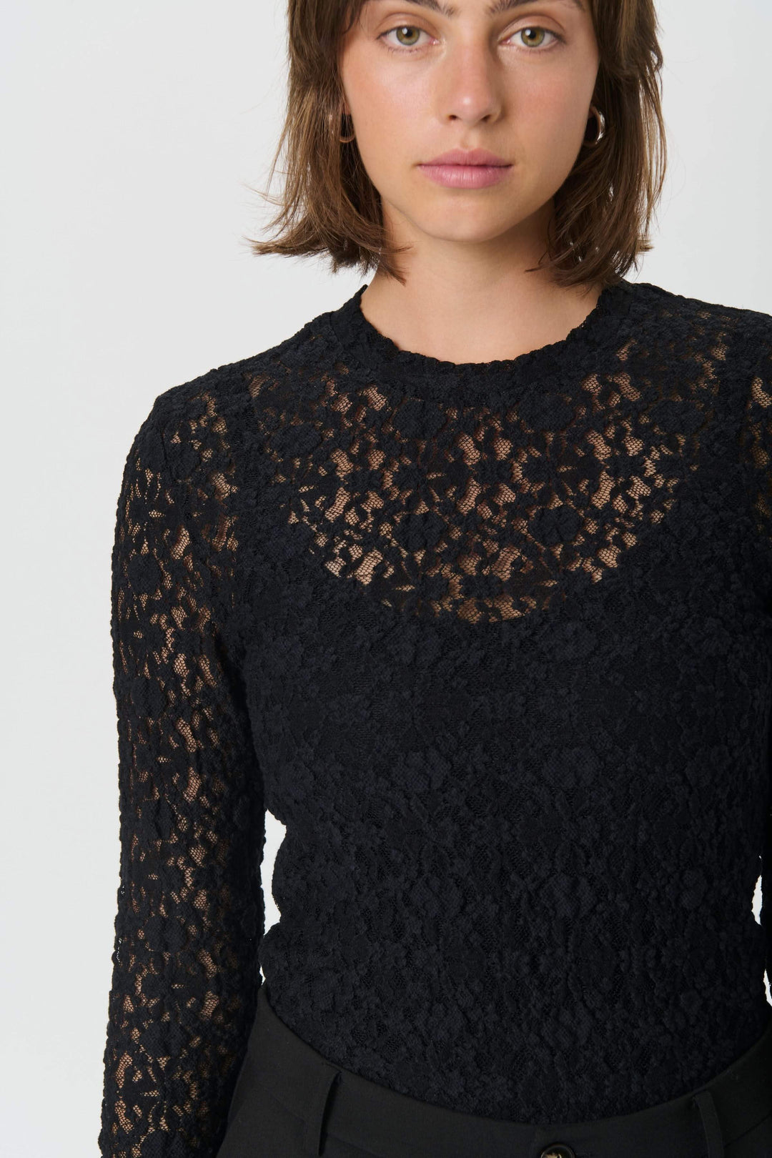 Chandail Venetia transparent en dentelle : élégance et féminité incarnées dans un pull ajusté pour un look raffiné et moderne.