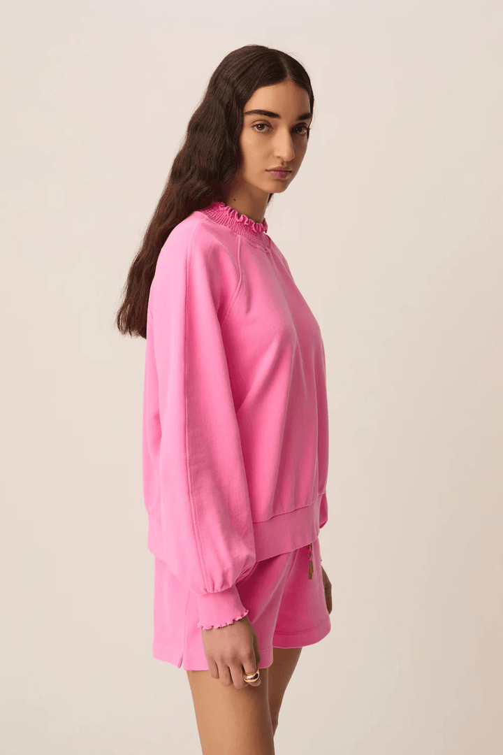 Femme portant le Chandail Yaelle ouaté court à manches longues coupe ample rose avec manches volumineuses.