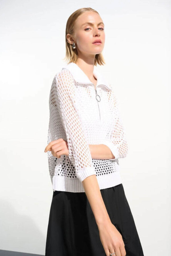 Chandail ajouré à col zippé en tricot blanc avec manches trois-quarts et texture moderne pour un style polyvalent.