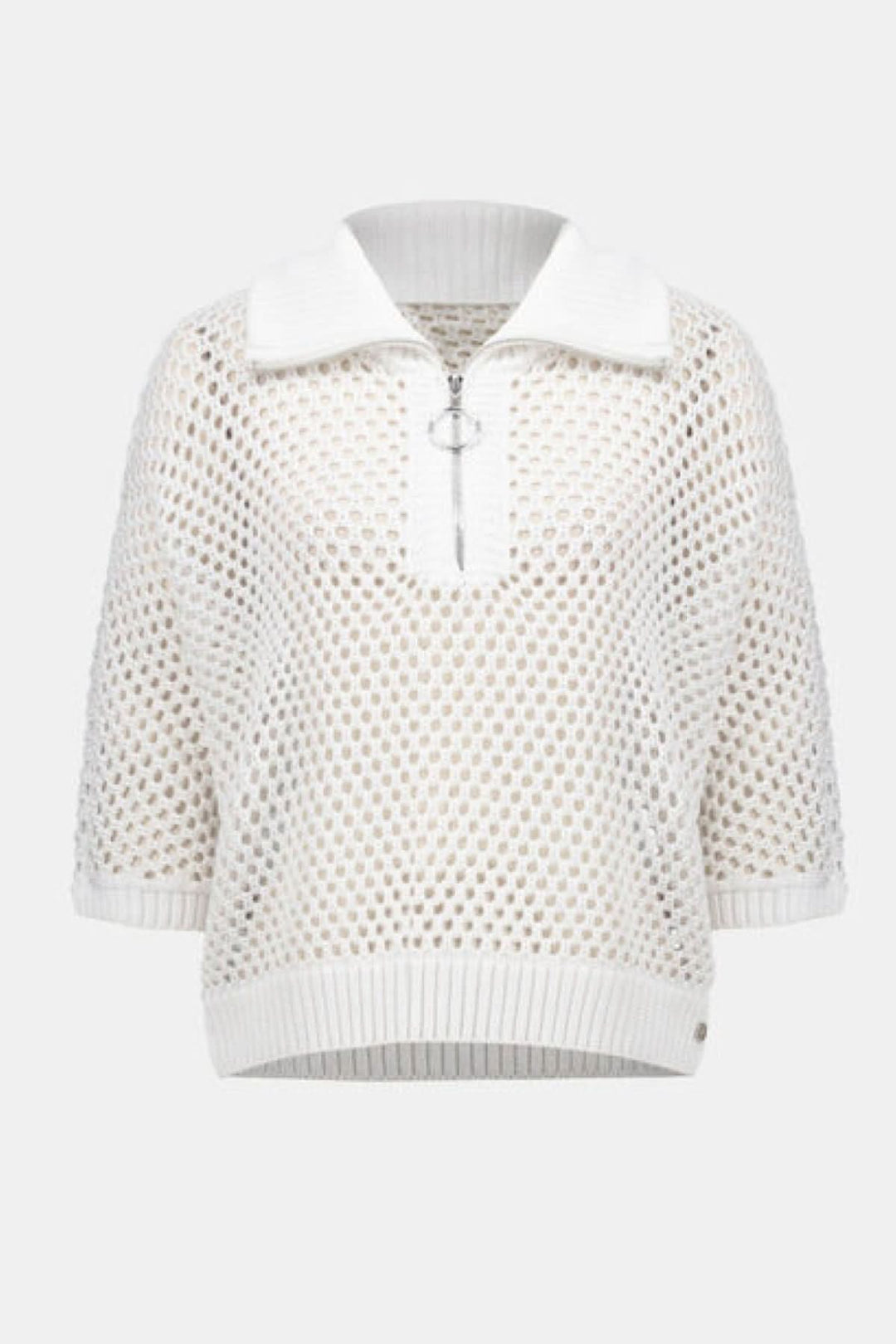 Chandail ajouré à col zippé avec mailles ouvertes et manches trois-quarts, idéal pour superposer avec style moderne et léger.