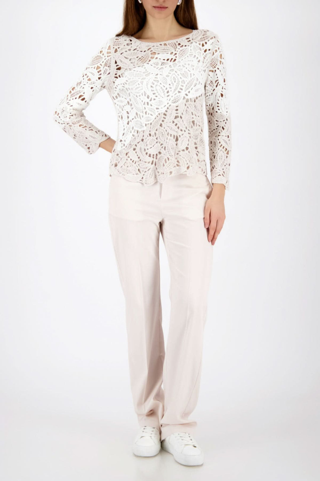 Chandail ajouré à motif géométrique porté sur mannequin, tricot structuré alliant confort et élégance, idéal pour un look moderne.