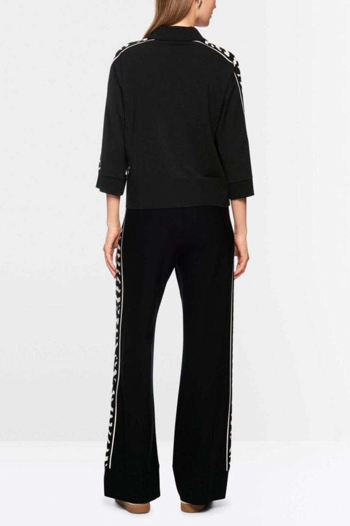 Vue dos d'un chandail ample noir avec manches 3/4, motif animalier, col à glissière, bords-côtes, label « Rethink Together ».