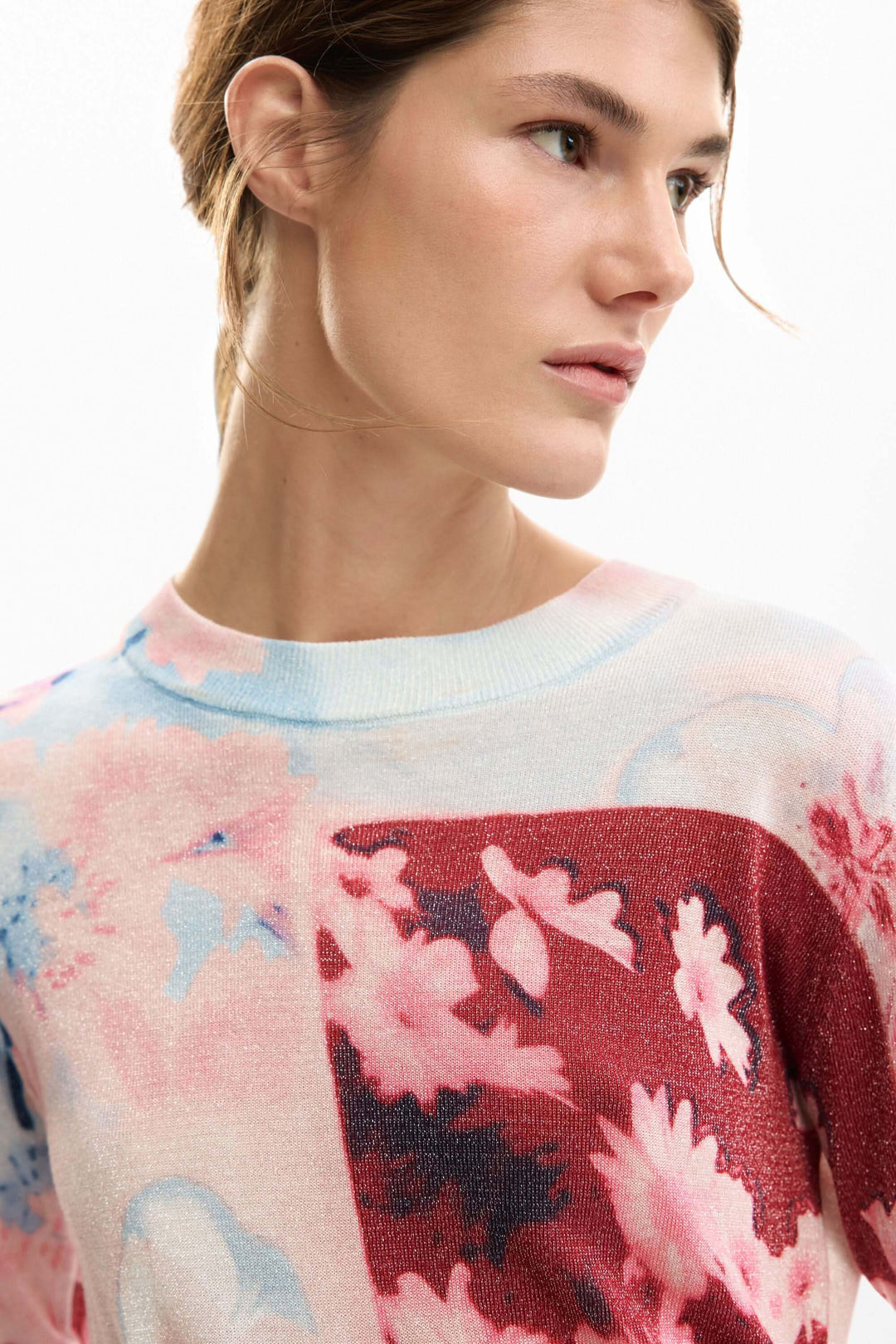 Chandail avec collage artistique, manches longues, coupe ajustée dynamique et moderne pour style quotidien.