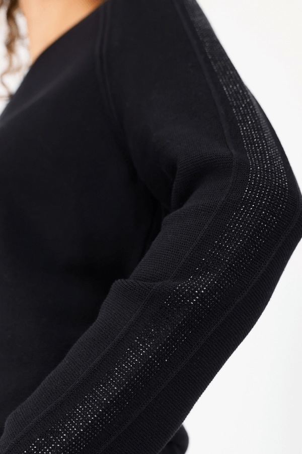 Chandail avec des accents décoratifs, manches avec détails en ton sur ton, élégant et moderne, idéal pour looks décontractés ou de bureau.