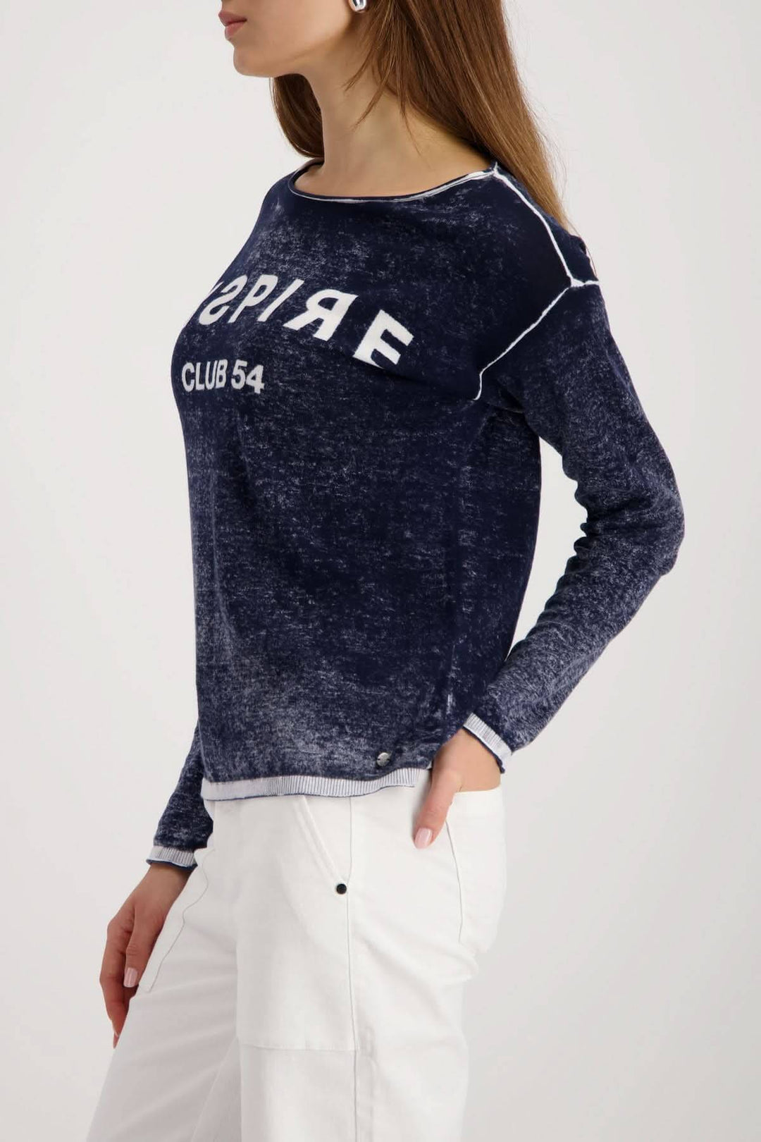 Chandail avec inscription graphique rétro et encolure dégagée, manches longues, style urbain moderne, vue de côté.