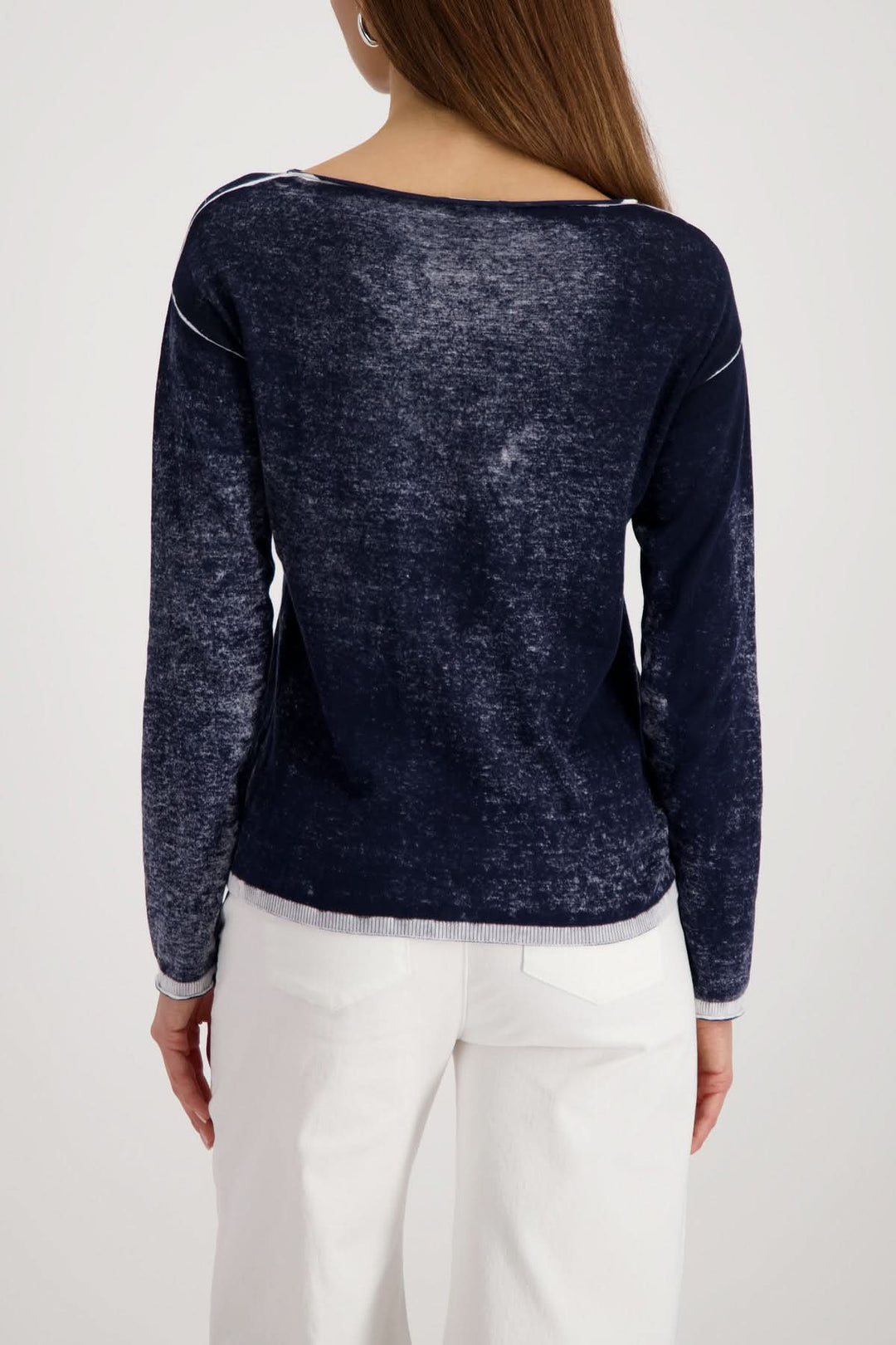 Vue arrière du Chandail avec inscription graphique, coupe décontractée et manches longues, parfait pour un style urbain et moderne.