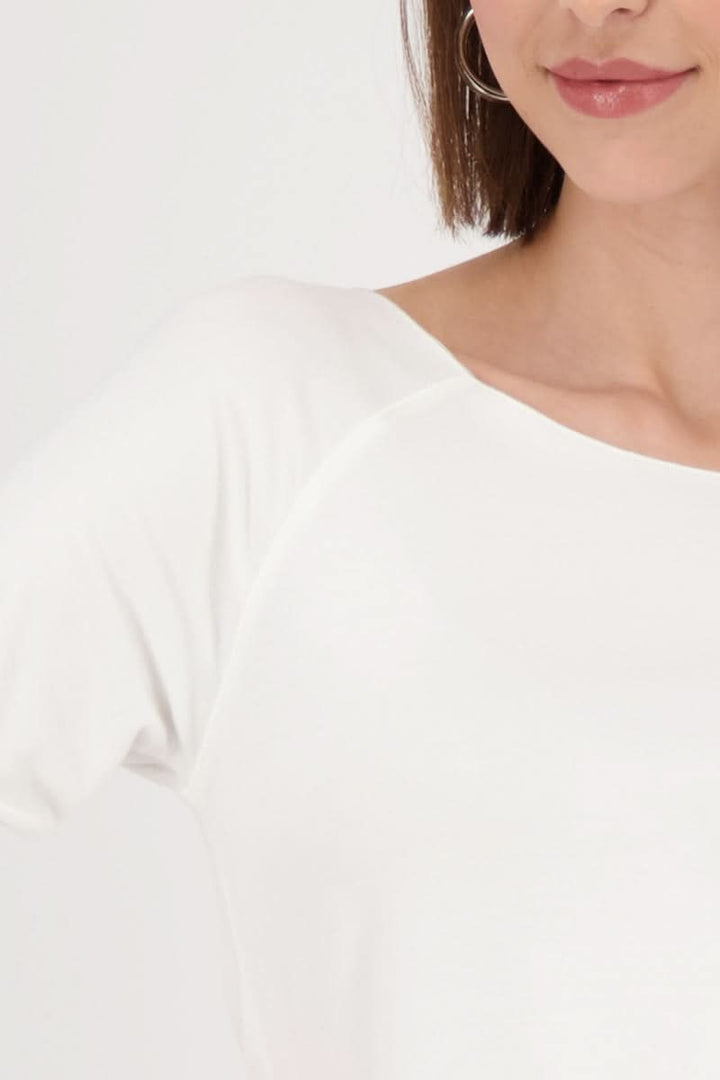 Chandail basique à manches longues, col rond, coupe légèrement cintrée, idéal pour un look élégant au quotidien.