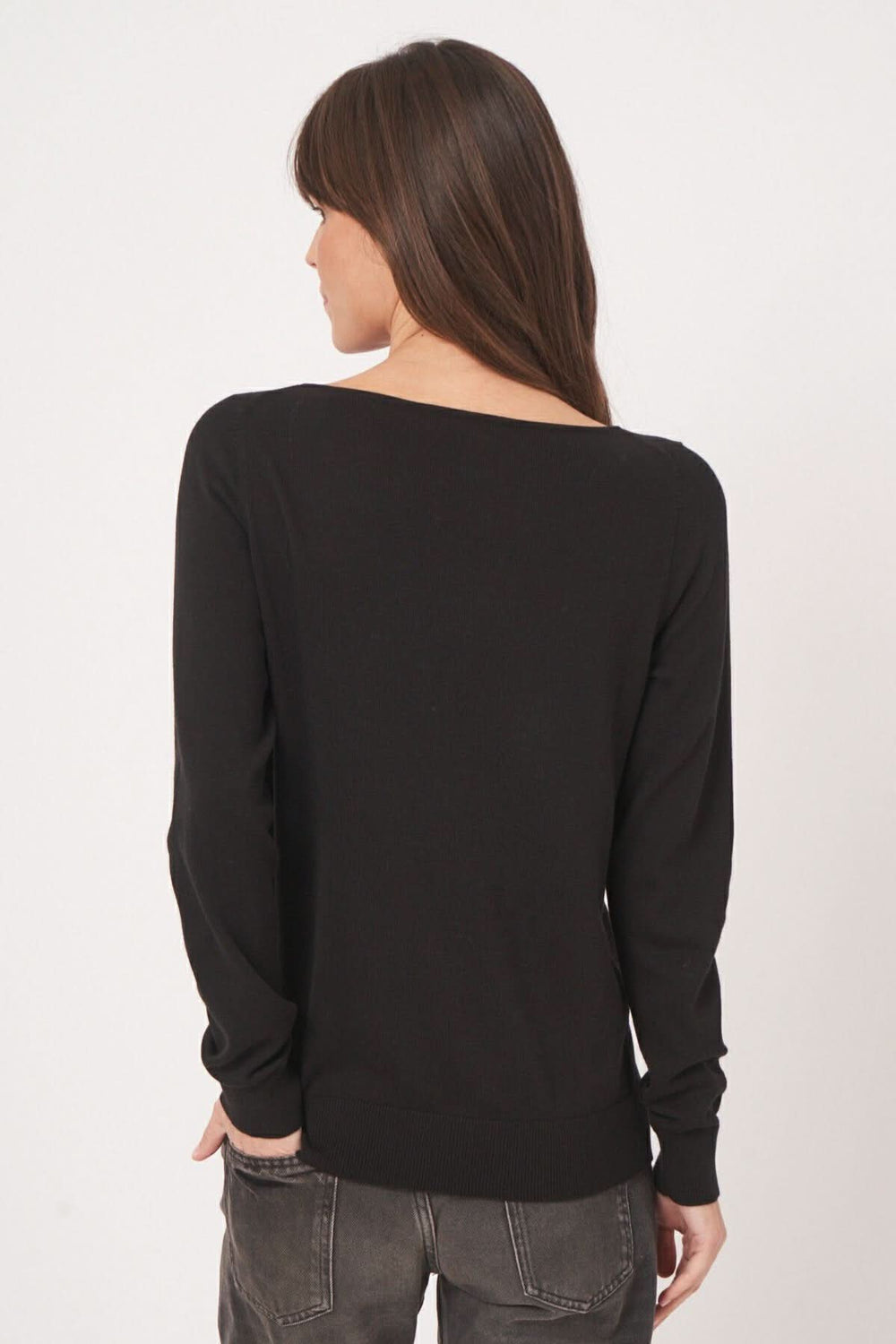 Chandail basique noir à encolure bateau, coupe droite élégante et confortable, vue arrière.