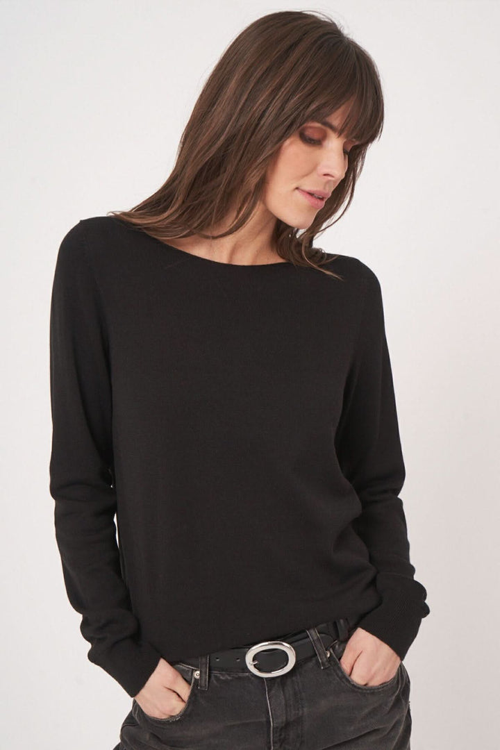 Chandail basique noir à encolure bateau, coupe droite, parfait pour un look quotidien élégant.