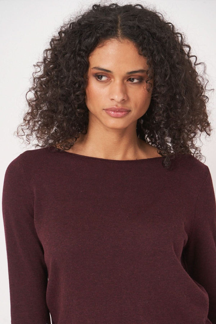 Chandail basique encolure bateau, coupe droite, avec modèle aux cheveux bouclés, couleur bordeaux.