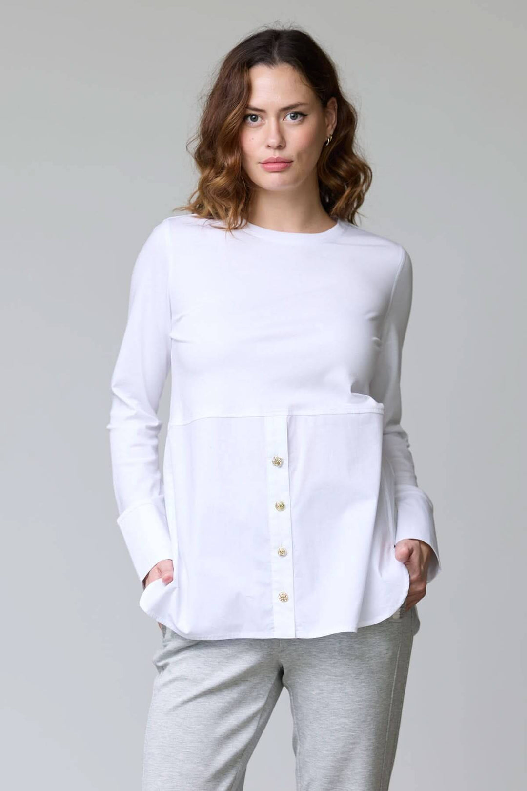 Chandail à boutons décoratifs blanc, manches longues, design chic, boutons dorés, confort et élégance décontractée.