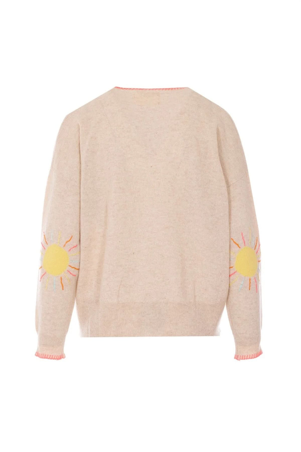 Chandail brodé Charlie en maille beige avec motif soleil sur les manches, coupe droite et finitions contrastantes.